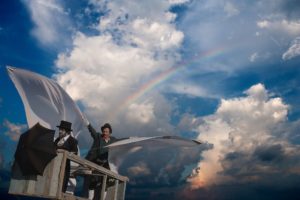 les deux protagonistes transforment l'abri en avion